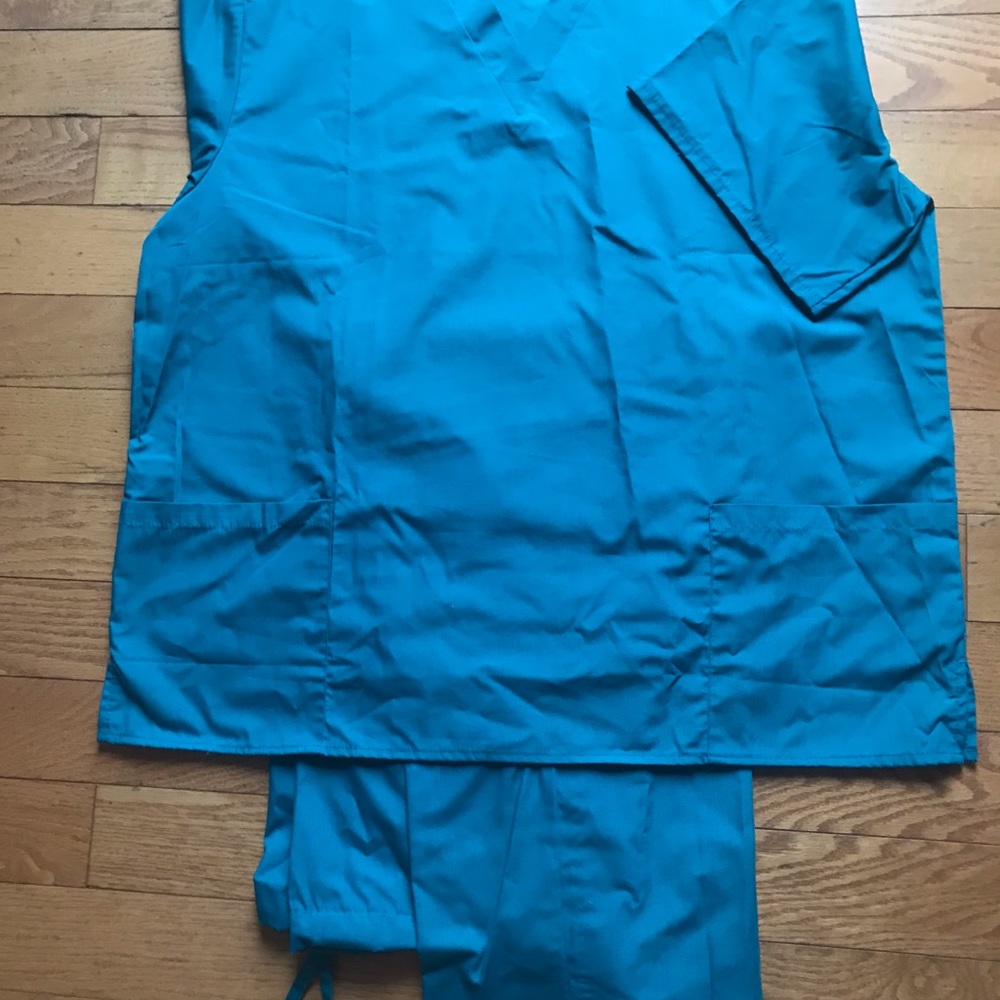 Scrub set